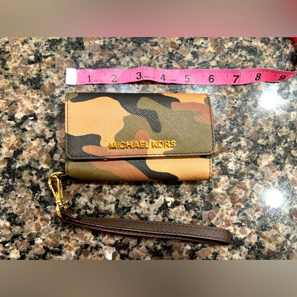 Michael Kors Camouflage Pattern Wristlet - Picture 1 of 4